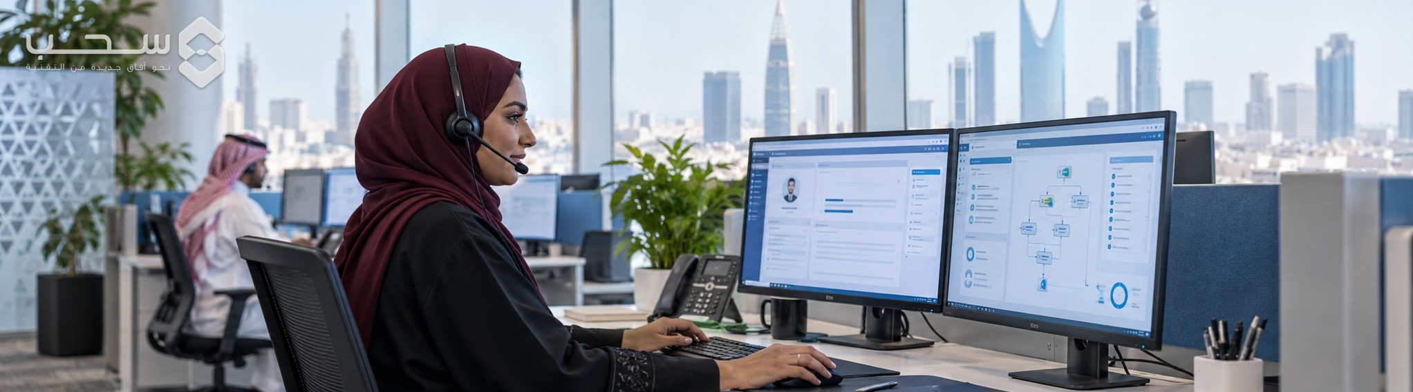 موظفة خدمة عملاء تستخدم سماعة وأنظمة مكتبية.